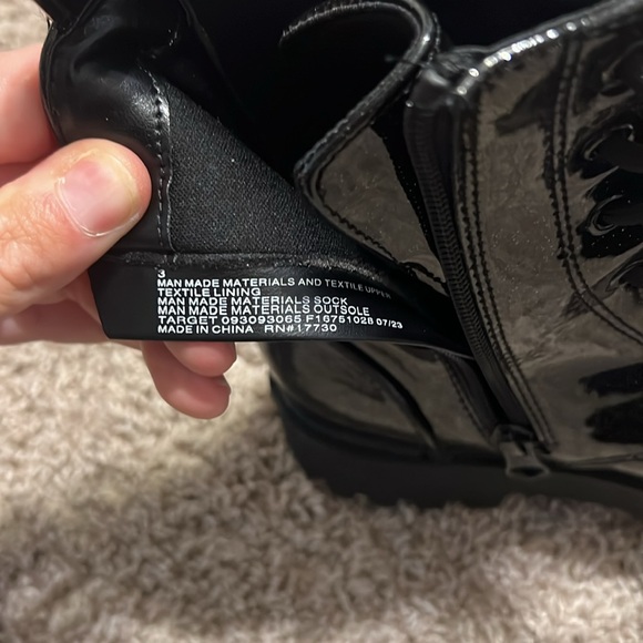 VEUC worn 1x each rain boots and black boots - Picture 4 of 8